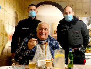 MONTEPORZIO CATONE Anziano disabile chiede aiuto. I Carabinieri gli rispondono con un bellissimo gesto di solidarietà (FOTO)