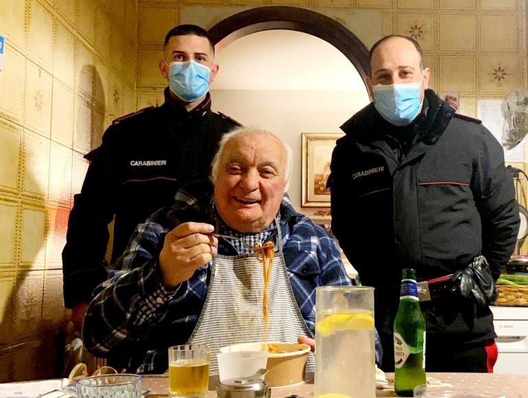 MONTEPORZIO CATONE Anziano disabile chiede aiuto. I Carabinieri gli rispondono con un bellissimo gesto di solidarietà (FOTO)