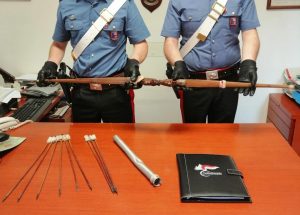 Alessandrino, arciere tenta di salire sul bus: dopo il rifiuto si avventa sull’autista