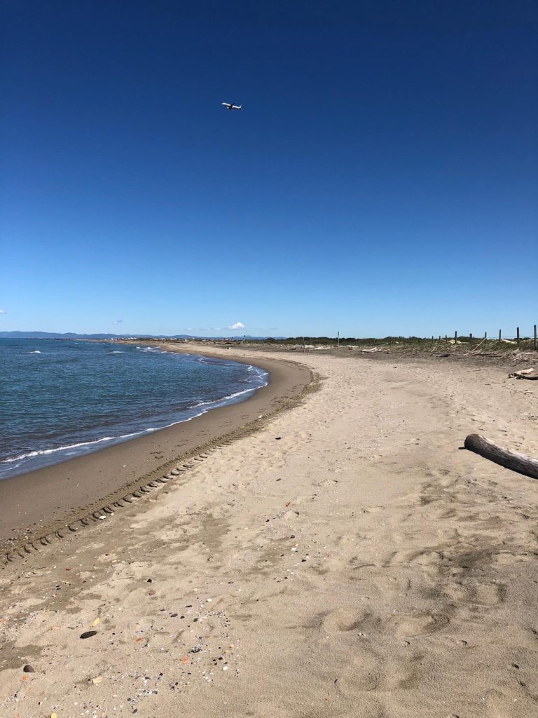 FIUMICINO Persona trovata senza vita sulla spiaggia: è giallo
