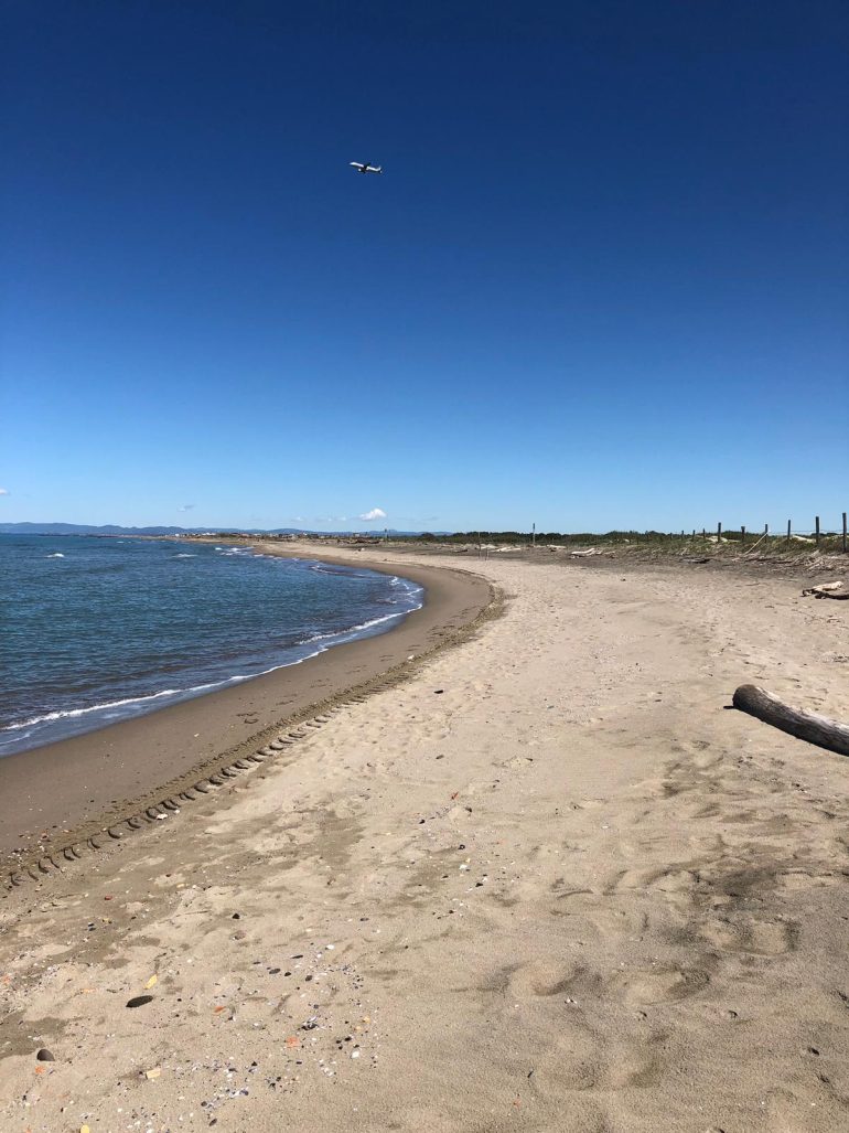FIUMICINO Persona trovata senza vita sulla spiaggia: è giallo