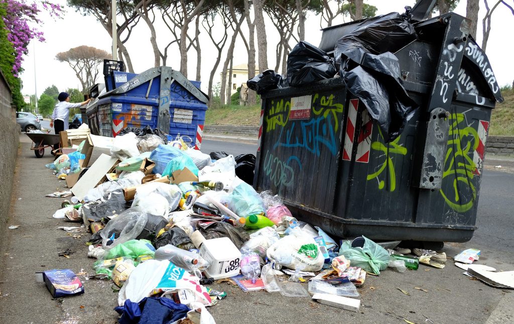 Emergenza rifiuti a Roma. Ama si autoassolve. Oggi l’incontro con il governo