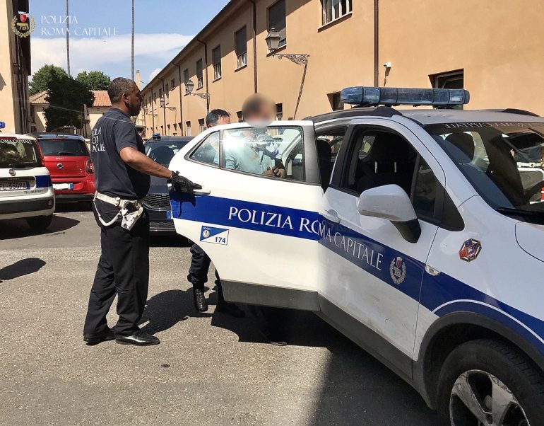 Aggredisce un agente di polizia, è successo alle Mura Aureliane