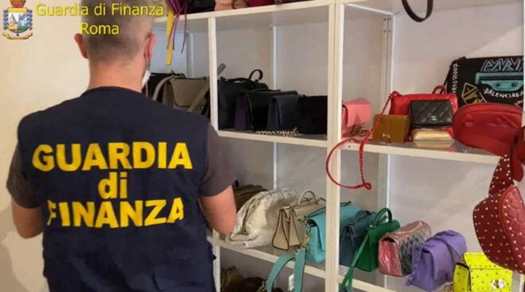 PARIOLI False griffe vendute in un appartamento: tra i ‘clienti’ anche vip