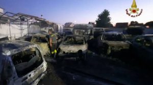 FIUMICINO Maxi incendio di veicoli: notte di lavoro per i Vigili del Fuoco