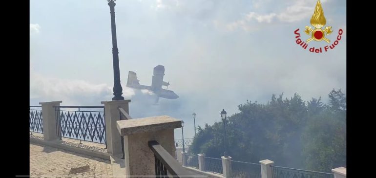 Incendio a Castel San Pietro romano. Sul posto i vigili del fuoco