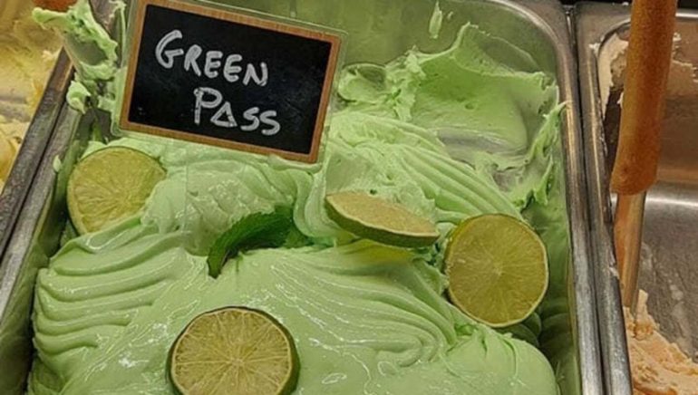 Il gelato al gusto green pass, la nuova moda dell’estate che spopola da nord a sud