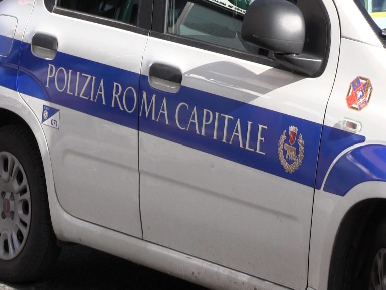Tenta il suicidio da Ponte Vittorio. Sul posto la polizia locale