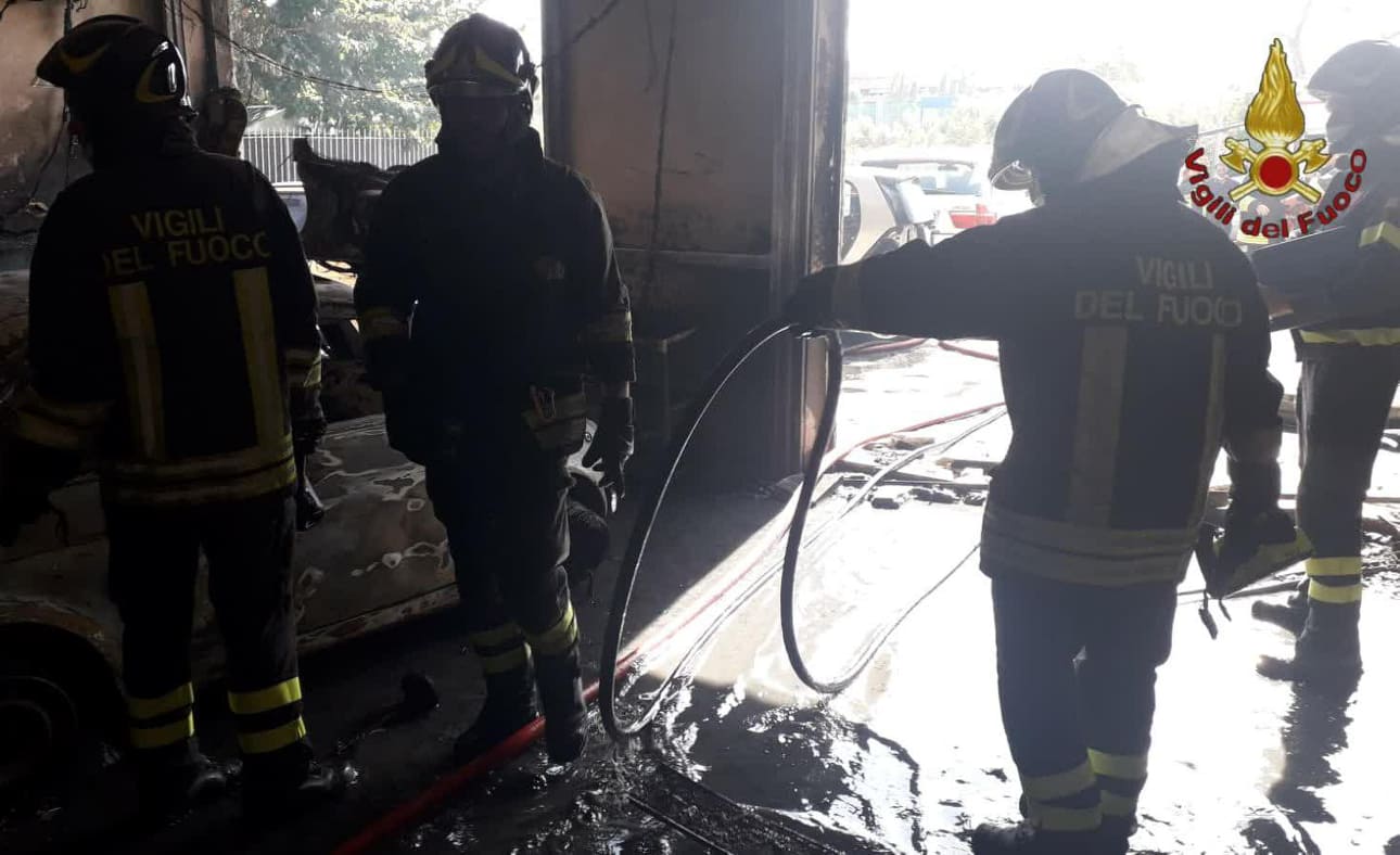 officina in fiamme