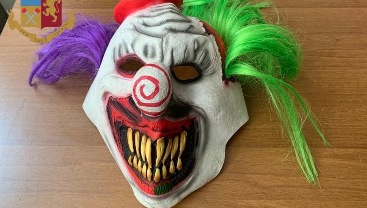 rapina in casa con maschera da clown