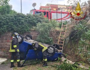 ALESSANDRINO Auto precipita nel giardino di una casa: un ferito