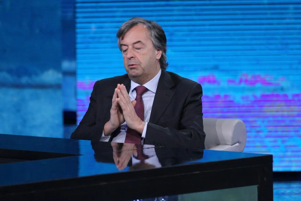 Burioni positivo al Covid: “Il vaccino ormai non protegge più”