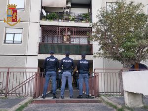 Tor Bella Monaca – Tenta il suicidio lanciandosi nel vuoto