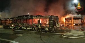 PRENESTINA Deposito Atac a fuoco: decine di mezzi distrutti