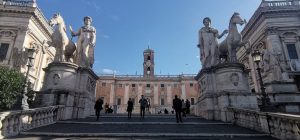 Roma, batosta per il Campidoglio da un’impiegata licenziata: cosa è successo