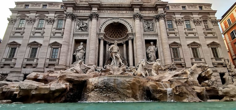 monetine della fontana di trevi caritas