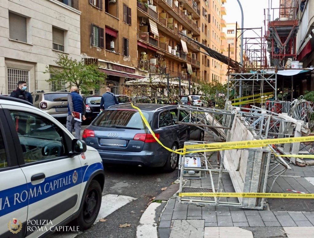 ROMA Incidente sul lavoro, operaio precipita da impalcatura. È successo al Tuscolano
