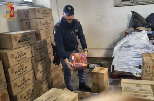 OSTIA Tonnellate di fuochi artificiali in capannone: sequestri e denunce