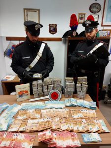 PRIMAVALLE – Trasporta 122 panetti di stupefacente, arrestato dai carabinieri