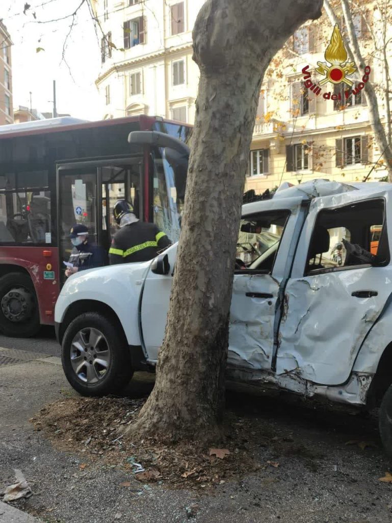 Scontro autobus taxi: incidente in via Nomentana, un ferito