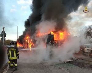 TOR VERGATA Autobus distrutto dalle fiamme nei pressi del Policlinico
