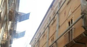 ULTIME NOTIZIE ROMA – Uomo precipita da ponteggio e muore