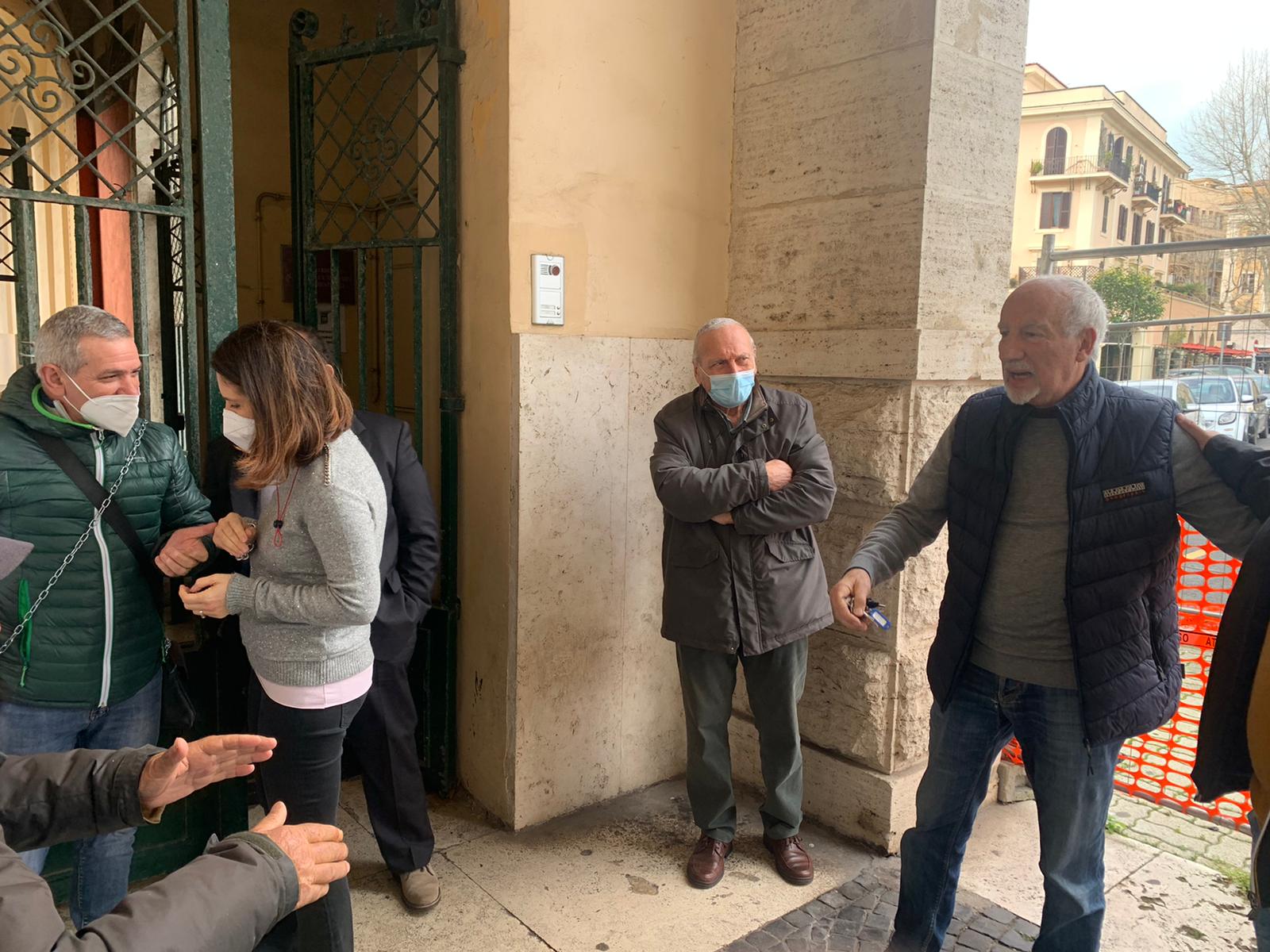 Cronaca - Ostia in protesta: si incatenano al Municipio 24 cronaca - ostia