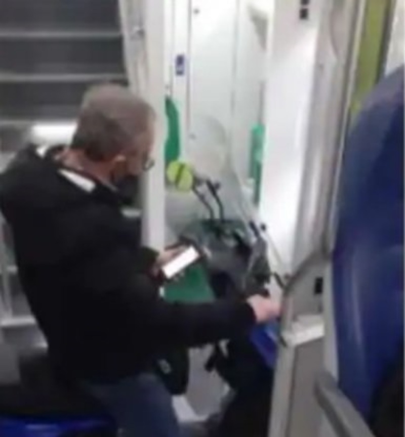 motorino sul treno