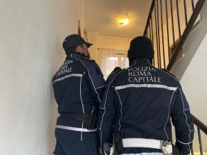 Roma Prenestino, assegnatario Ater in ospedale, 40enne gli svuota l’appartamento e lo riaffitta. Denunciato
