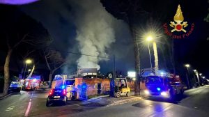 Incendio a Castel Porziano. Falegnameria prende fuoco a ridosso delle abitazioni