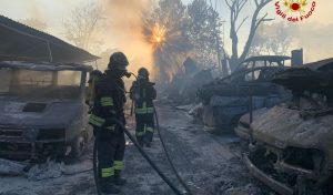 Incendio Centocelle, valori diossine sopra i limiti, Gualtieri firma un’ordinanza precauzionale