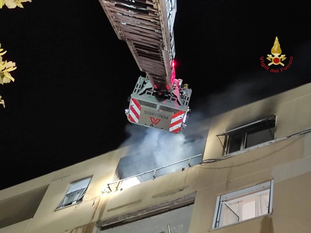 Incendio a Tor Bella Monaca. 8 persone intossicate, 2 in codice rosso al PTV