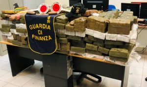 Al porto di Civitavecchia sequestrati 500 kg di hashish dalla Guardia di Finanza