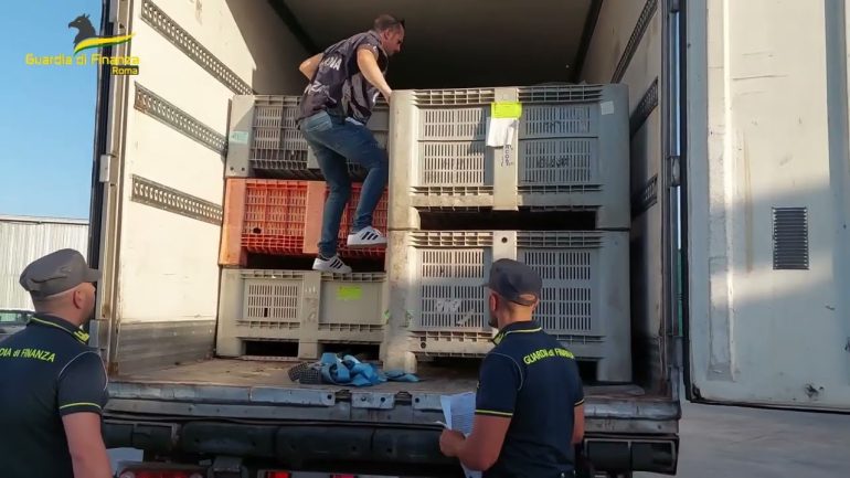Camion con 611 kg di stupefacenti fermato sul Raccordo: due arresti