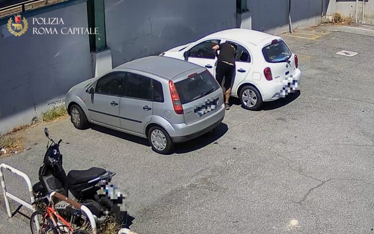In via della Magliana balordo rompe il finestrino di una macchina e ruba lo zaino. Solo denunciato