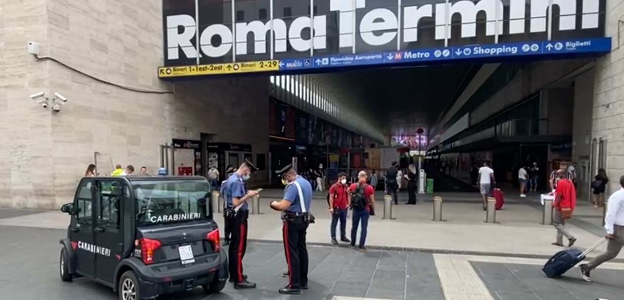 Roma - Una pattuglia della Polizia Locale di Roma Capitale è intervenuta in modo tempestivo durante i servizi di controllo nei pressi della Stazione Termini, arrestando un uomo di 27 anni coinvolto in una lite su strada.