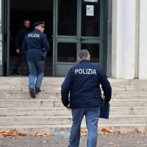 14enne minaccia compagno di scuola con la pistola: interviene la Polizia