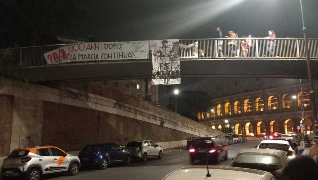 Marcia su Roma, la polizia rimuove nella notte un manifesto di Mussolini al Colosseo