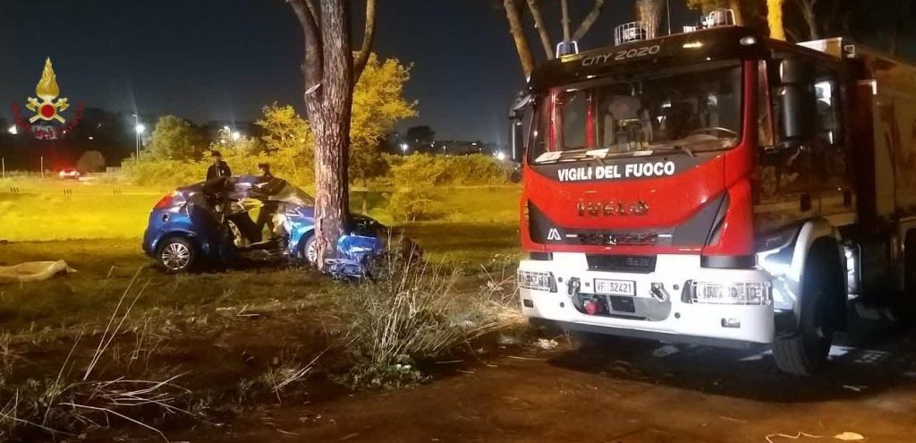 Incidente stradale a Tor Bella Monaca. 2 Giovani si sono schiantati contro un albero. Un decesso