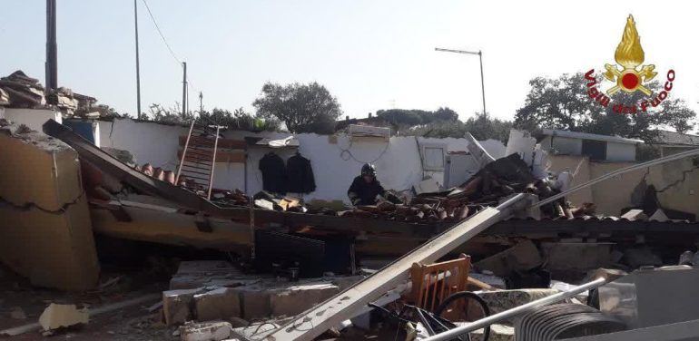 Esplosione in via dei Faggi. Signora rinvenuta sotto le macerie