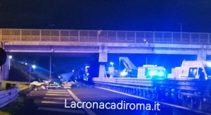 Incidente sul Grande Raccordo Anulare, tir contro il ponte. Traffico paralizzato all’uscita Tor Bella Monaca.