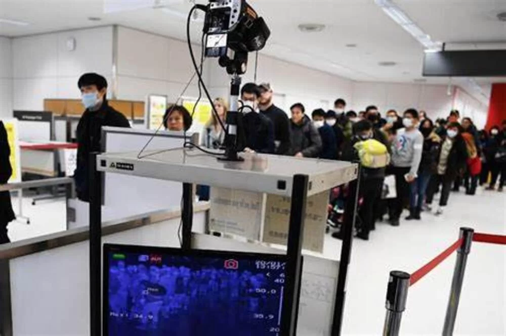 Covid Cina, a Fiumicino il primo volo dal paese asiatico: tamponi per i passeggeri