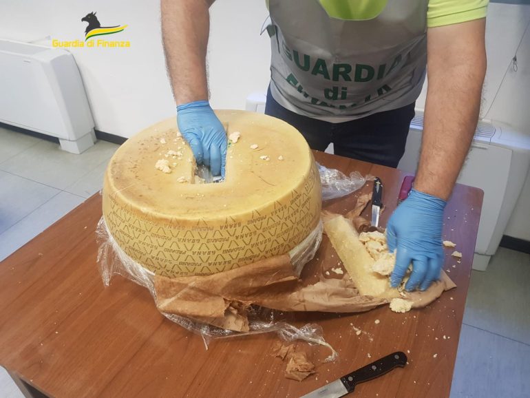 Cocaina nel parmigiano: maxi ritrovamento ‘stupefacente’ della Guardia di Finanza