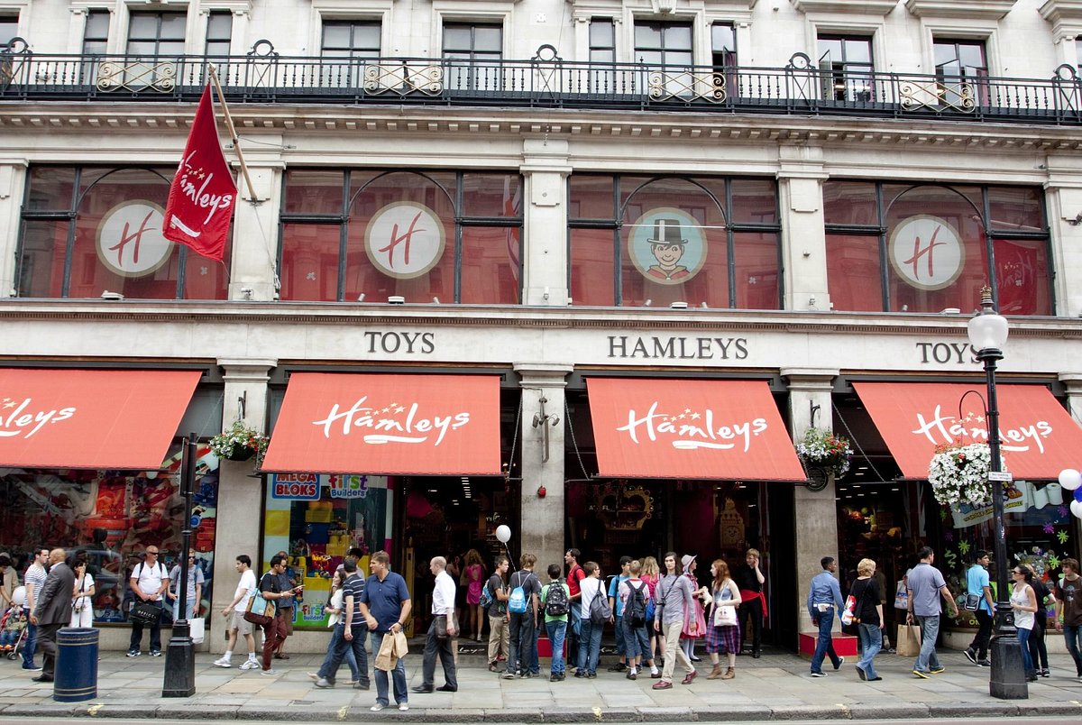 Hamleys apre a Roma, la più grande catena di negozi di giocattoli, vista mille volte nei film di Natale, sceglie l'Italia e Roma per la sua nuova apertura