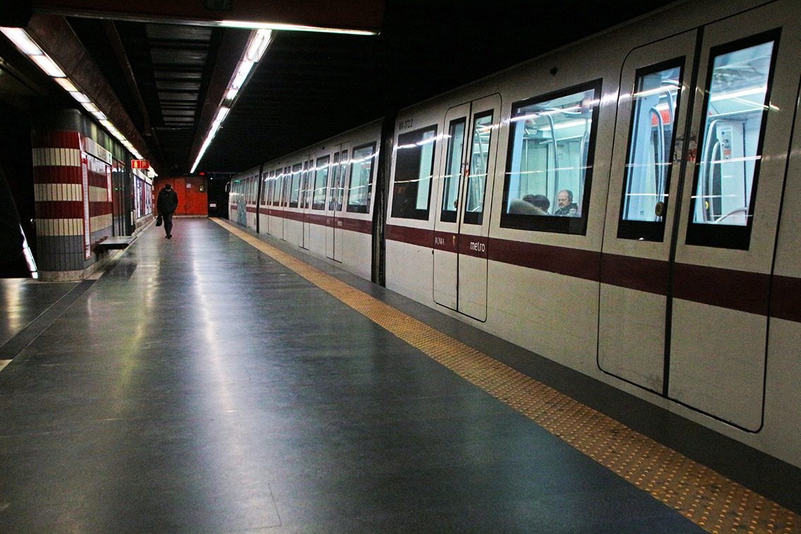 Annuncio sigarette Metro Roma metro a San Giovanni