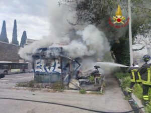 Verano, in fiamme un chiosco davanti al cimitero