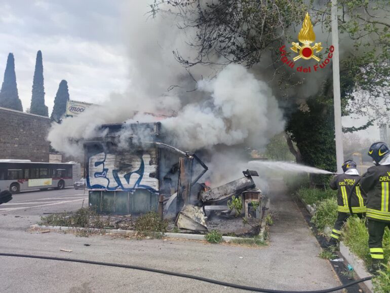 Verano, in fiamme un chiosco davanti al cimitero