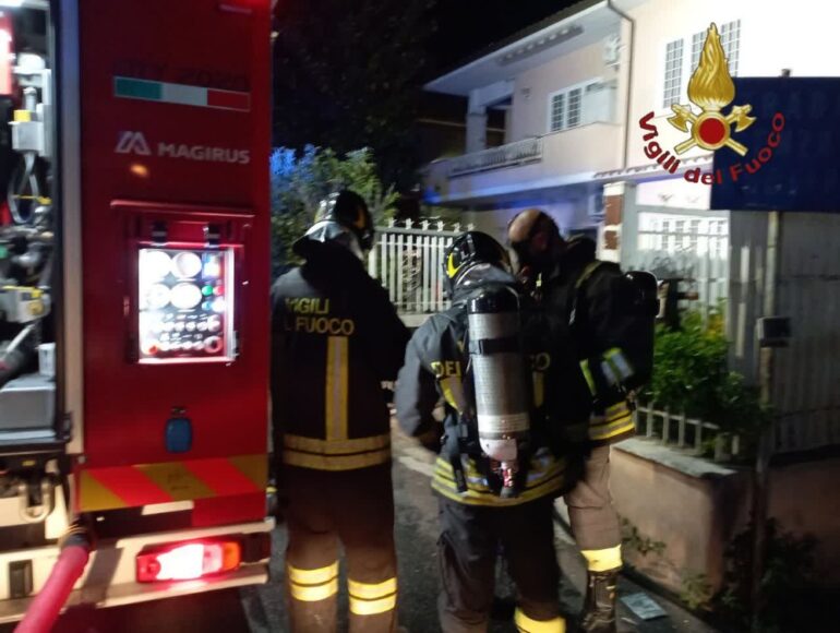 Incendio a Casal Lumbroso, Vigili del Fuoco salvano 2 bambini dalle fiamme