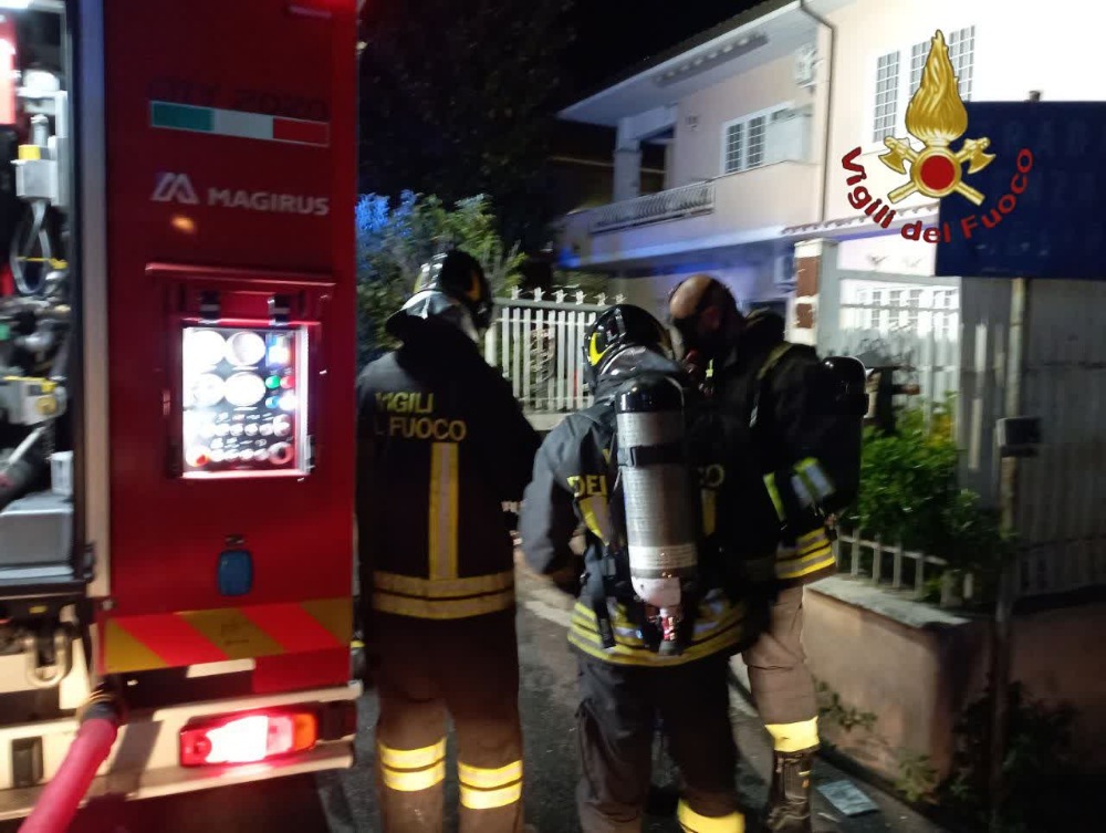 Incendio a Casal Lumbroso, Vigili del Fuoco salvano 2 bambini dalle fiamme - La Cronaca di Roma