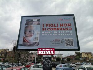 Utero in affitto reato universale. I manifesti nella capitale fanno discutere